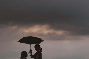 debaixo de um guarda chuva